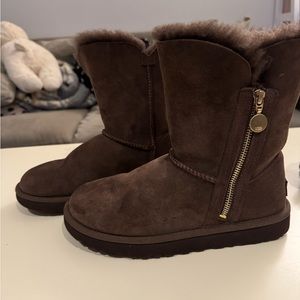 UGG Women’s Bailey Zip Short Size 7 Burnt Cedar Suede Boots